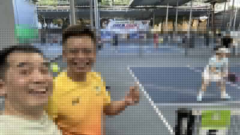 Hiếu Orion đi oánh pickleball cùng bạn bè trên sân pickleball